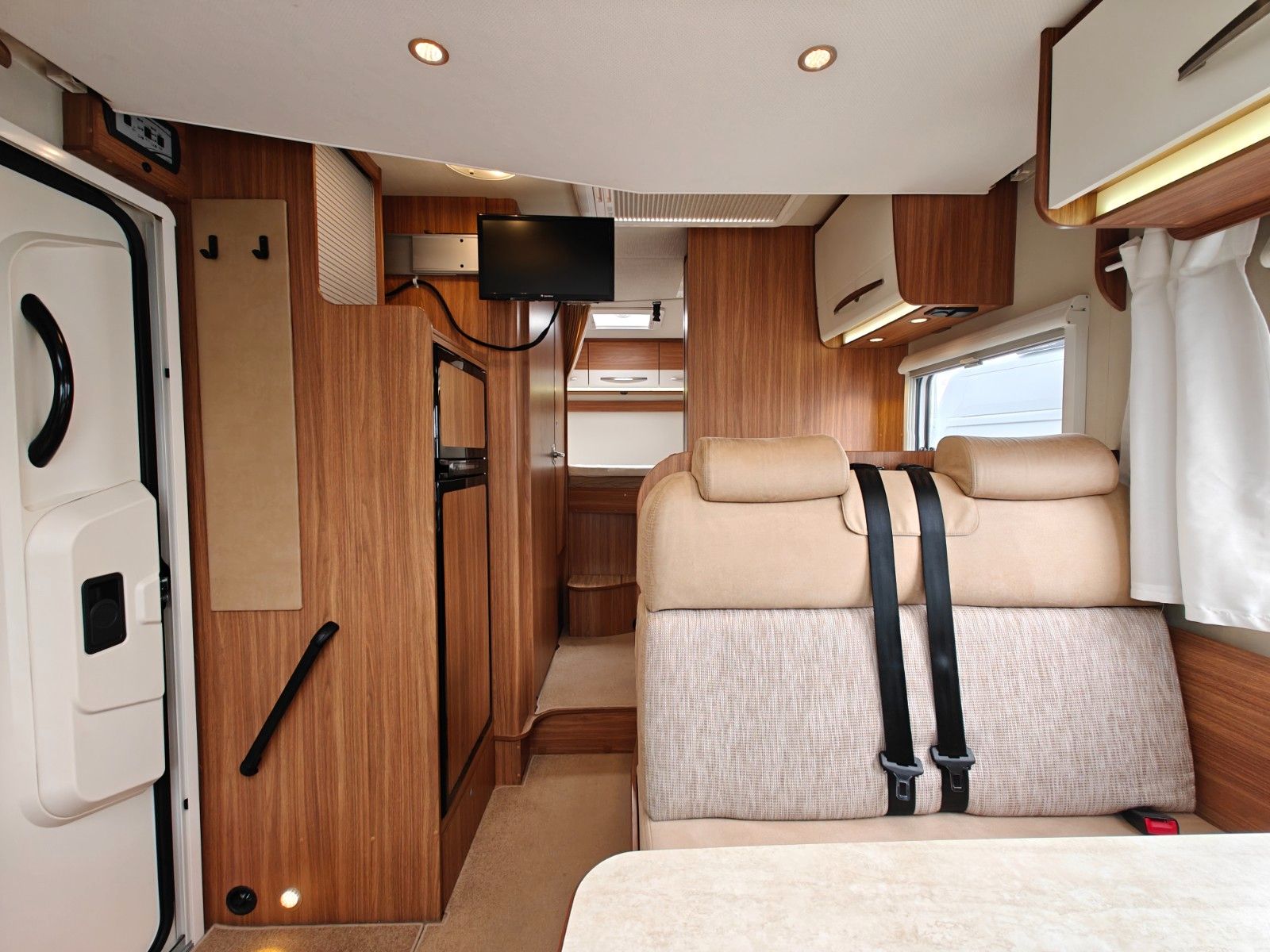 Fahrzeugabbildung Carado T-334 - Hubbett, SAT, TV, Navi, Markise -