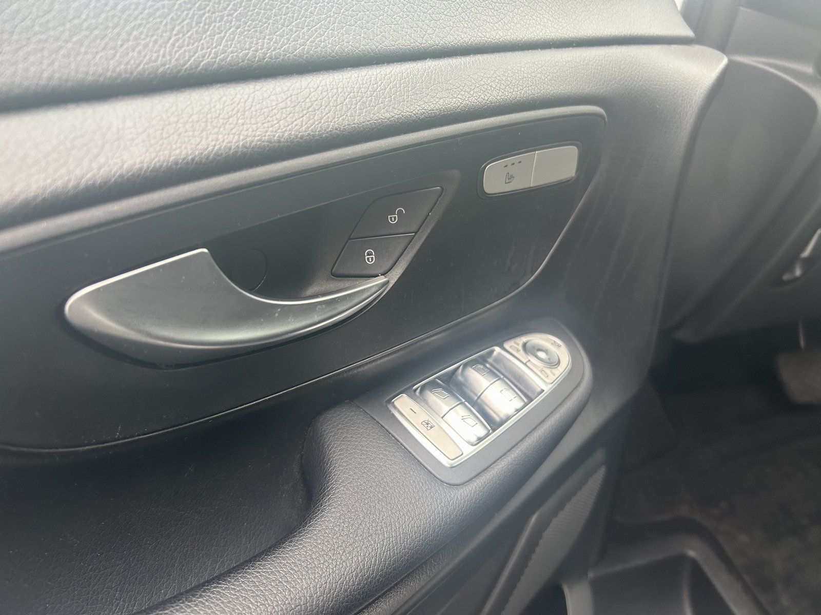 Fahrzeugabbildung Mercedes-Benz V 300 d 4M extralang AHK 8-Sitz AIRMATIC Kamera