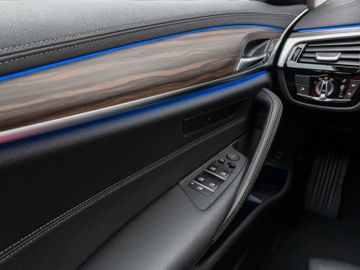 Fahrzeugabbildung BMW 520d xD Luxury Line Kamera HUD DAB HiFi DisplKey