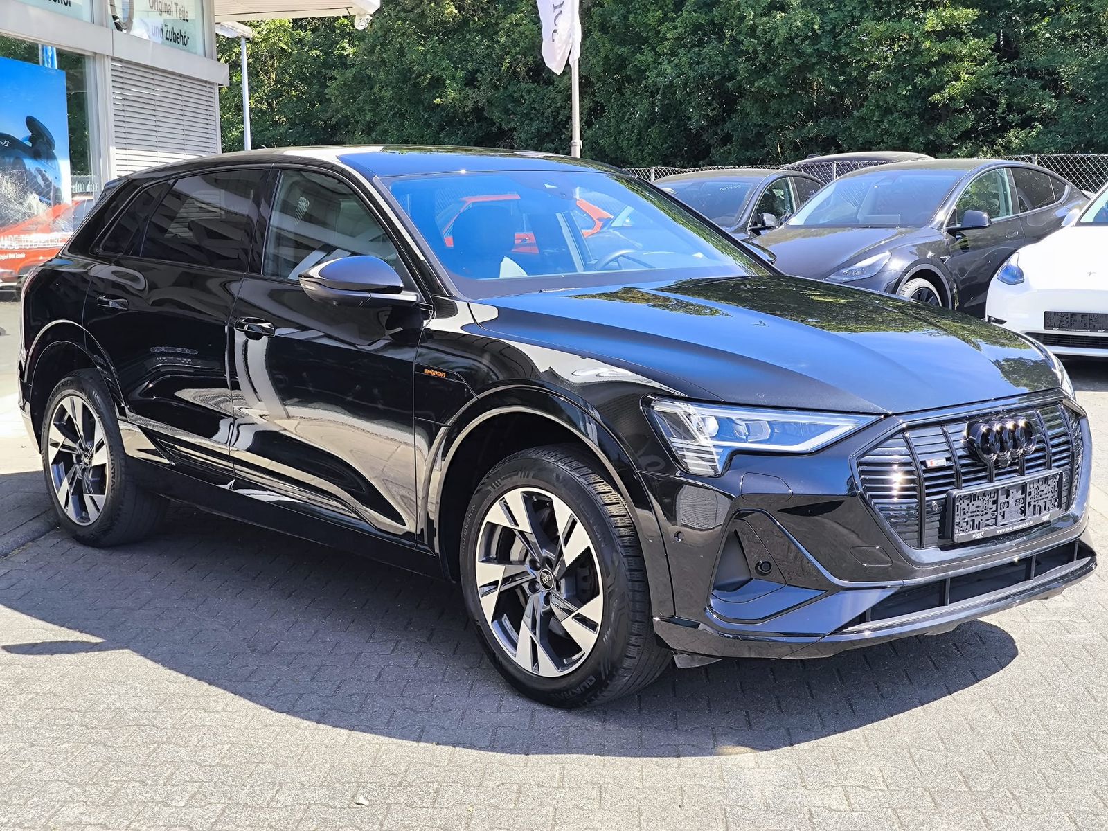 Fahrzeugabbildung Audi e-tron S LINE BLACK EDITION PANO+MEMO+SHZ+360+