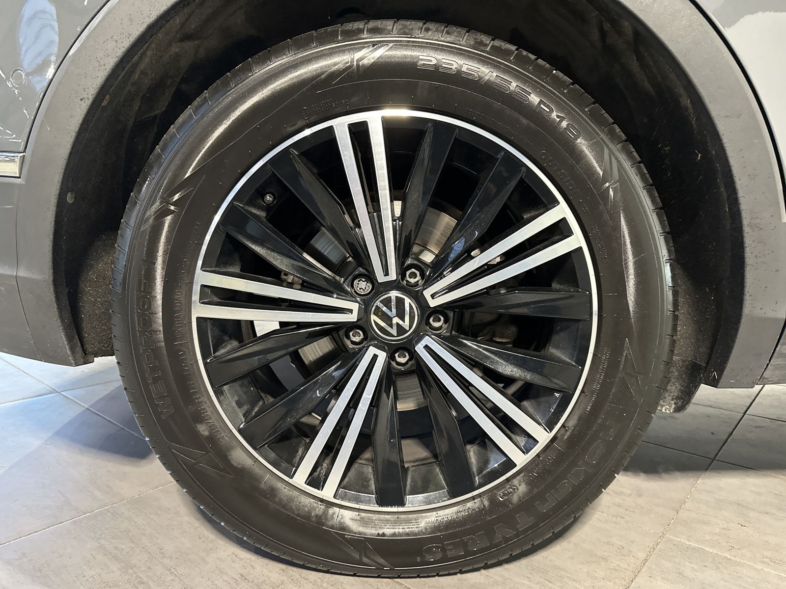 Fahrzeugabbildung Volkswagen Tiguan 2.0 TDI 4M DSG Sport NAV+LED+AHK+VCOCK+PP