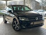 Volkswagen Tiguan 2.0 TDI DSG Highline * Top Ausstattung * - Volkswagen Tiguan in Frankfurt (Main)