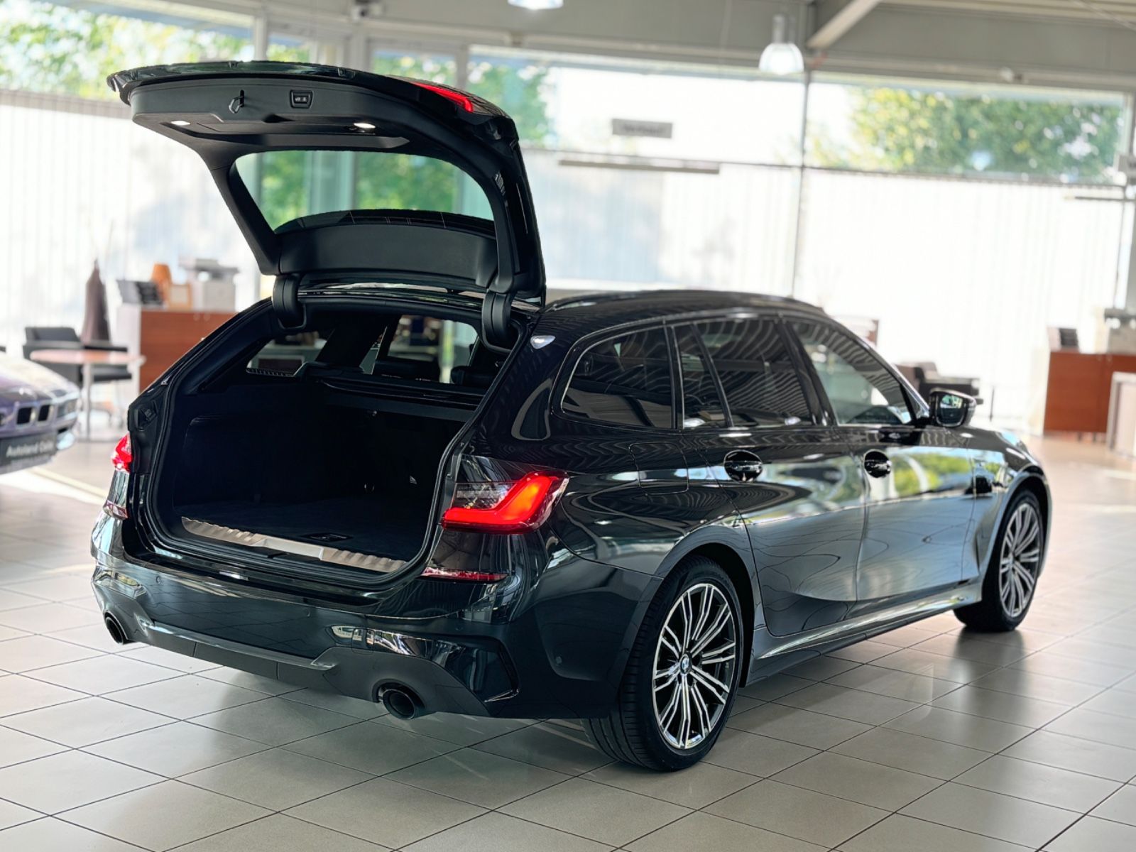 Fahrzeugabbildung BMW 330e M Sport Kamera DAB HiFi Komfort Alarm