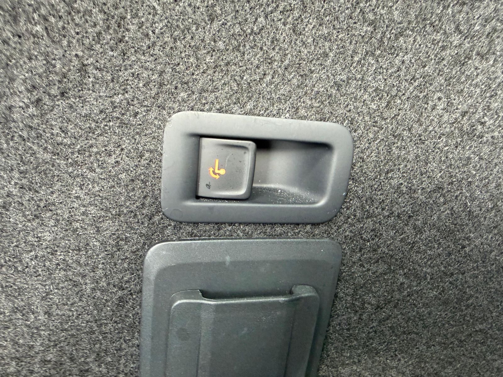 Fahrzeugabbildung CUPRA Leon 1.5 eTSI DSG AHK*DYNAMICA*EDGE*LED*5JGARAN.
