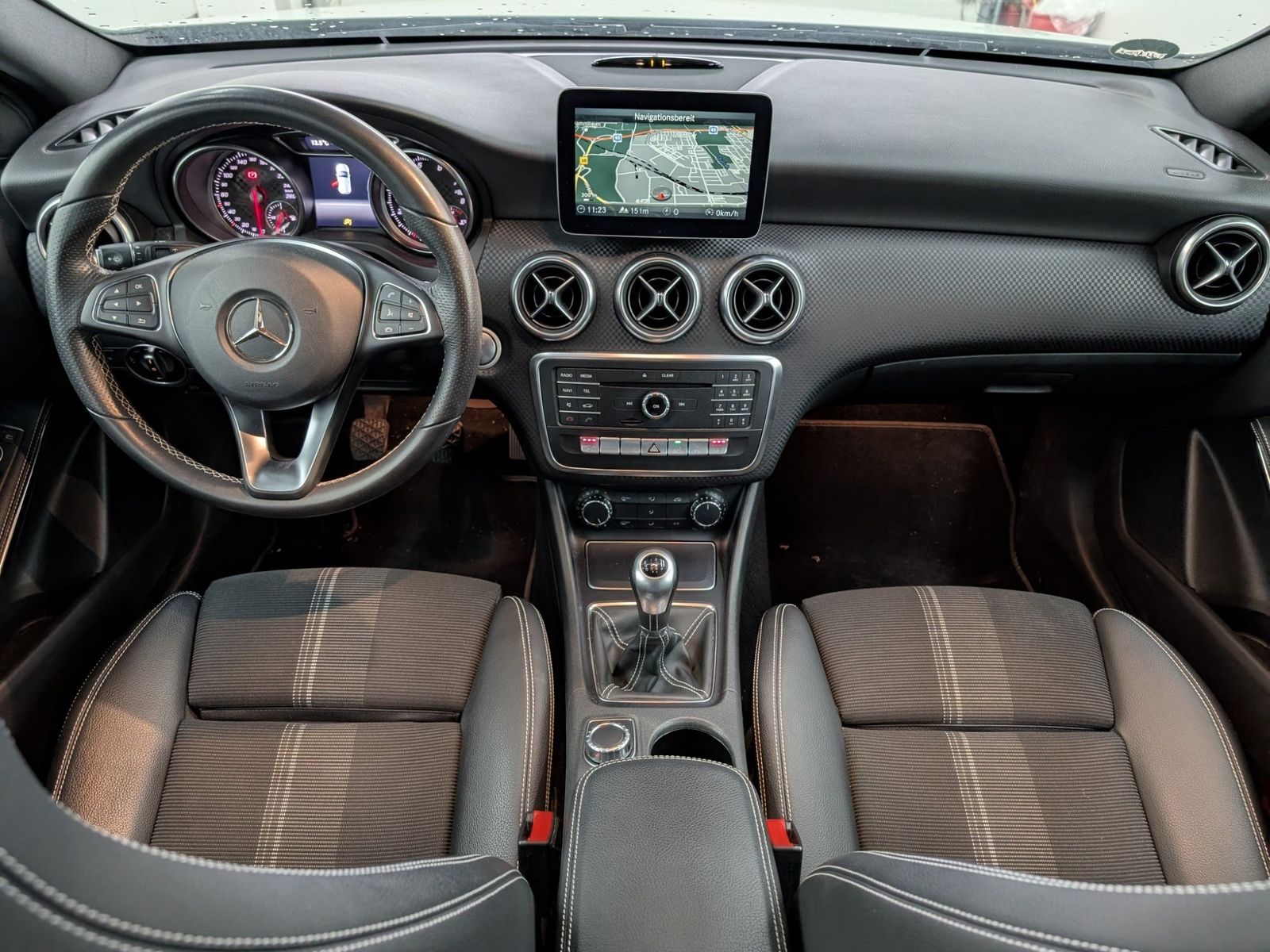 MERCEDES-BENZ A 180 1.6 Urban Navi LED Klima SHZ – Bild 14