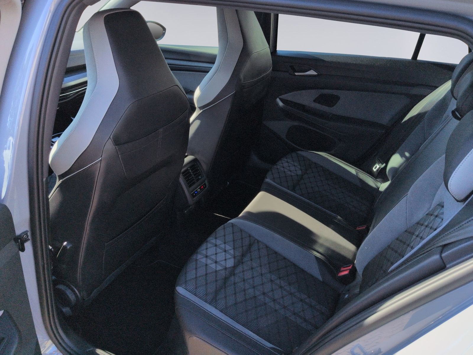 Golf VIII Variant 2.0 TSI DSG R-Line STHZ+AHK+