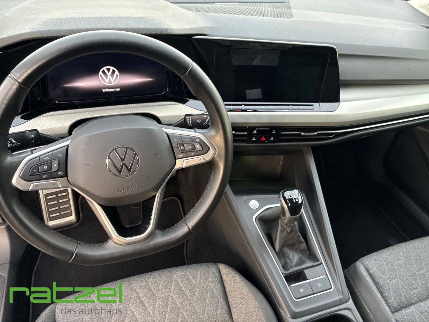 Fahrzeugabbildung Volkswagen Golf VIII 2.0 TDI Move AHK-klappbar Navigation