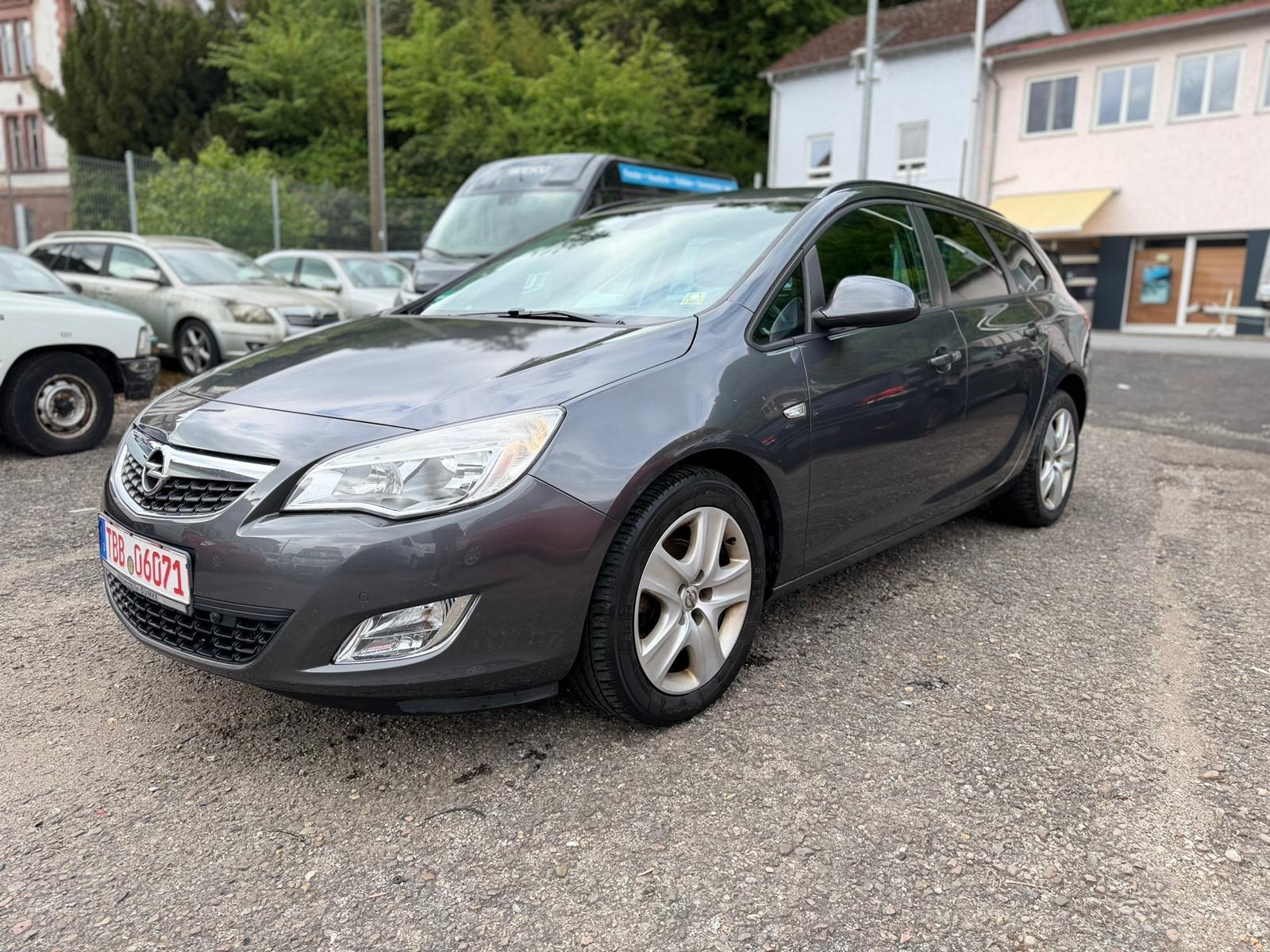 Opel Astra 2011 — photo 8
