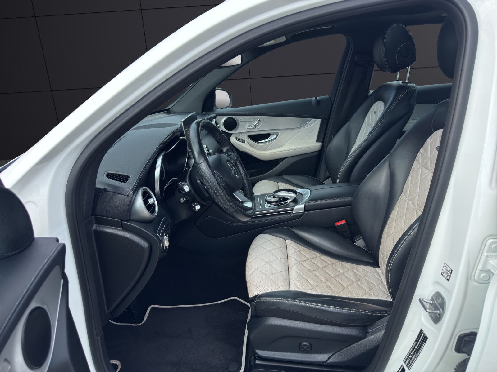 Fahrzeugabbildung Mercedes-Benz GLC 220 d 4Matic/AMG Line/Pano/ACC/Keyless Go