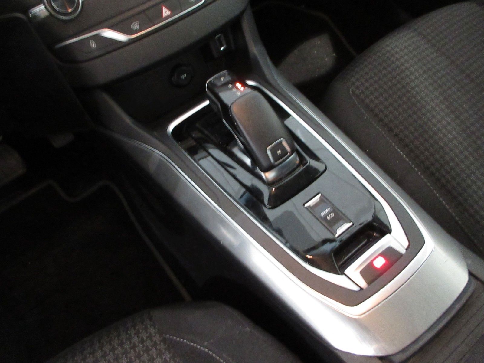 Fahrzeugabbildung Peugeot 308 Active Pack 1.2T LED/NAVI/PDC/TEMPOMAT