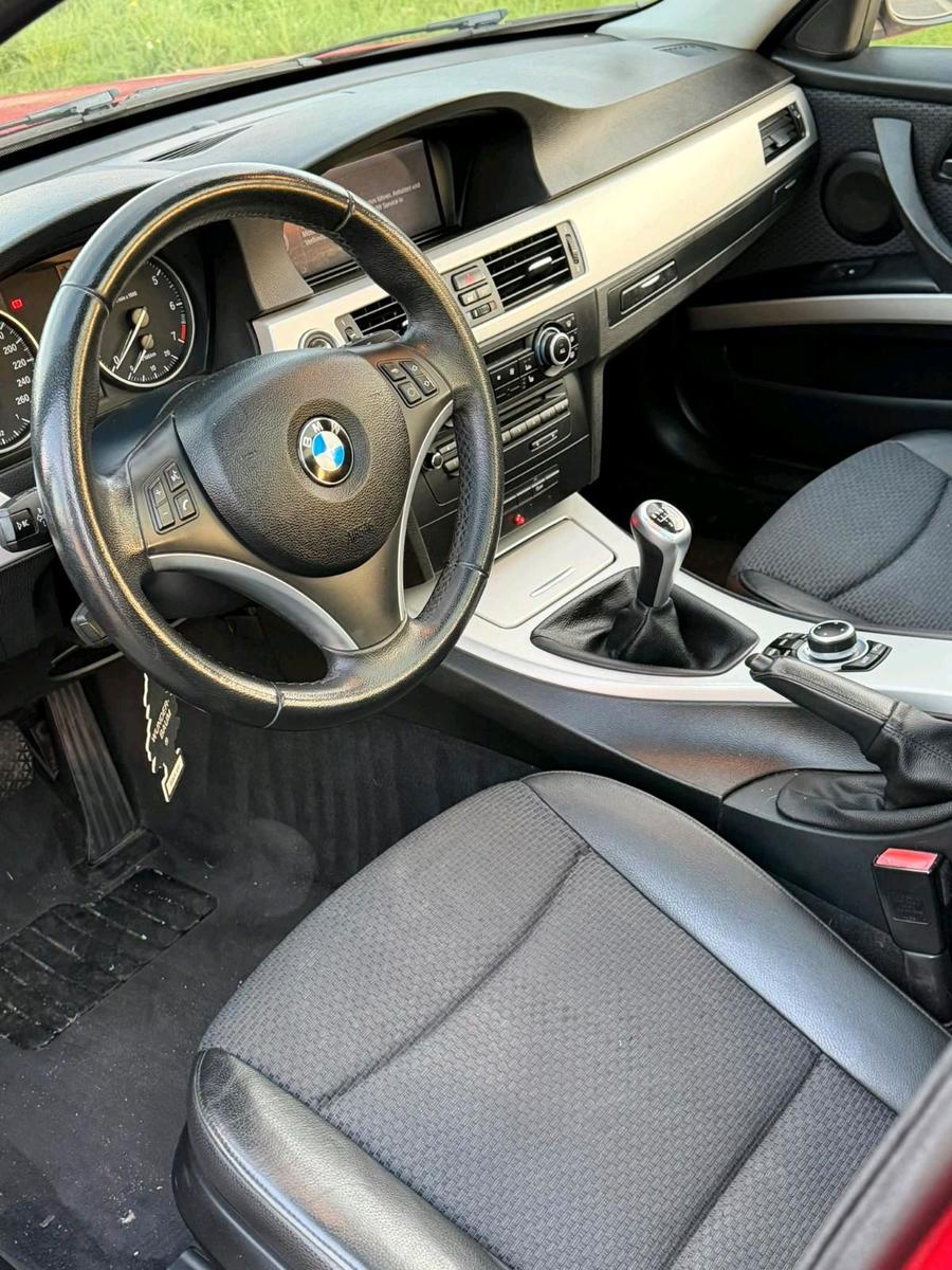 BMW 318 2011 — photo 7