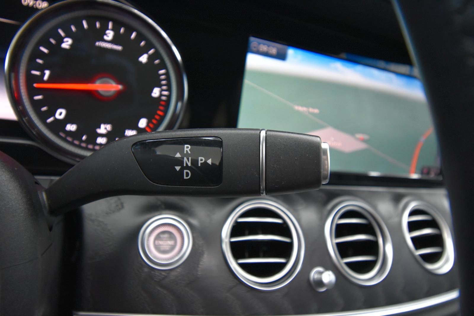 Mercedes-Benz E220d T-Modell LED SHZ RFK Glasdach Sportstyle