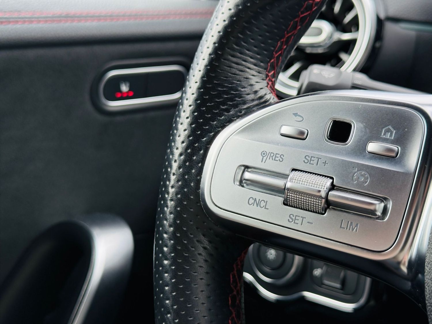 Fahrzeugabbildung Mercedes-Benz CLA 200 Shooting Brake AMG, Comand, LED, Easy Pa