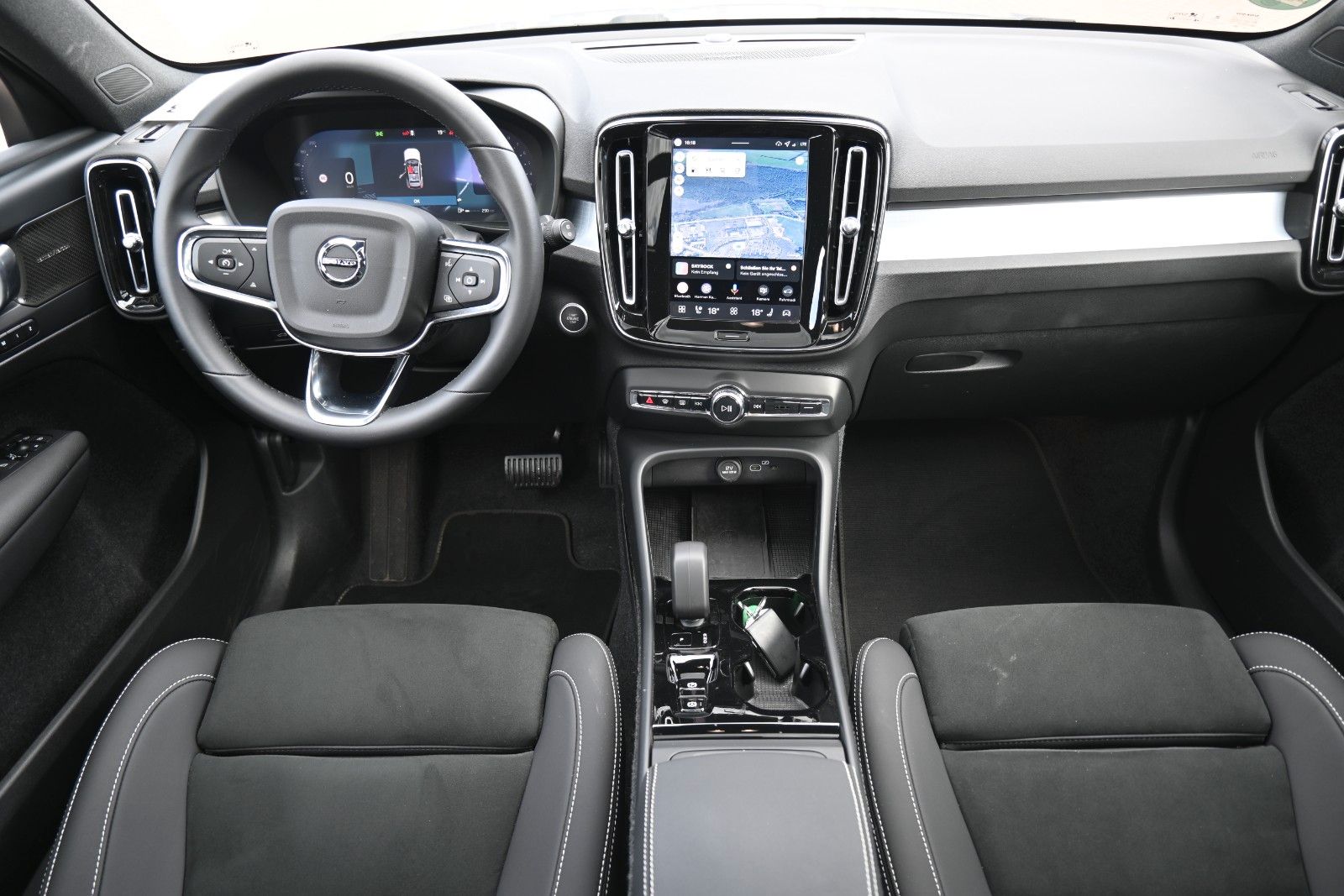 Fahrzeugabbildung Volvo XC40 B4 DKG Dark*PANO*STDHZG*360°*ACC*AHK*VOLL *