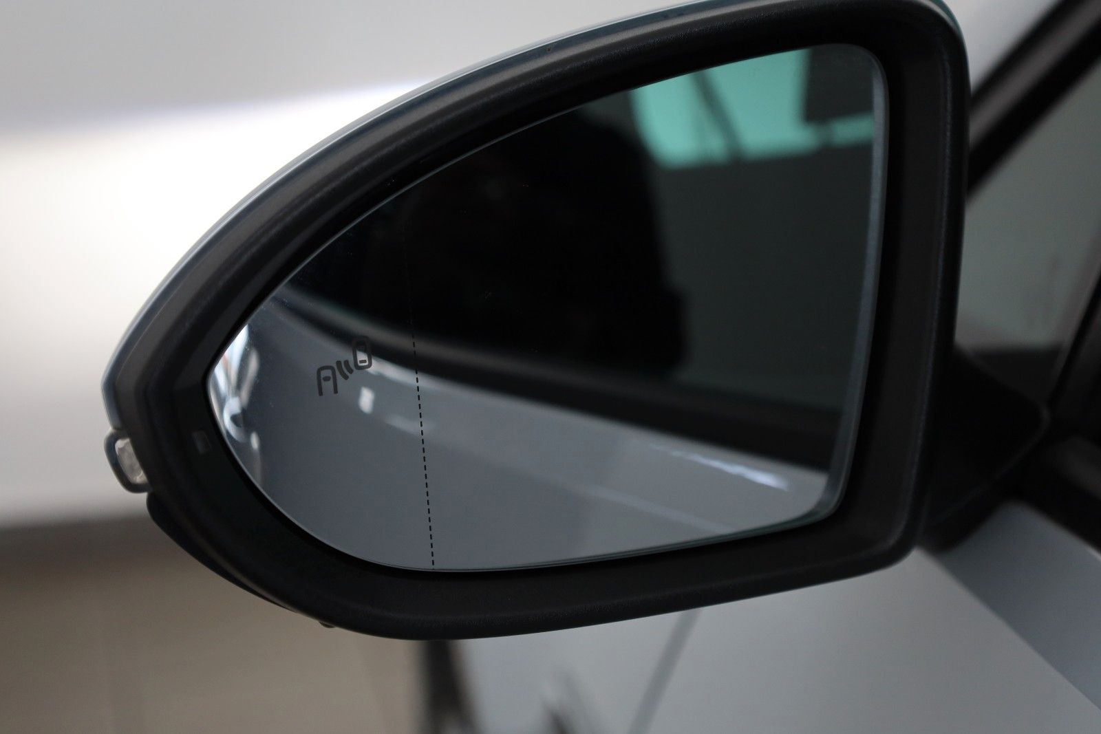 Fahrzeugabbildung Volkswagen Golf VII Lim. R 4M Navi,LED,PDC,Kamera,SH,SR+WR