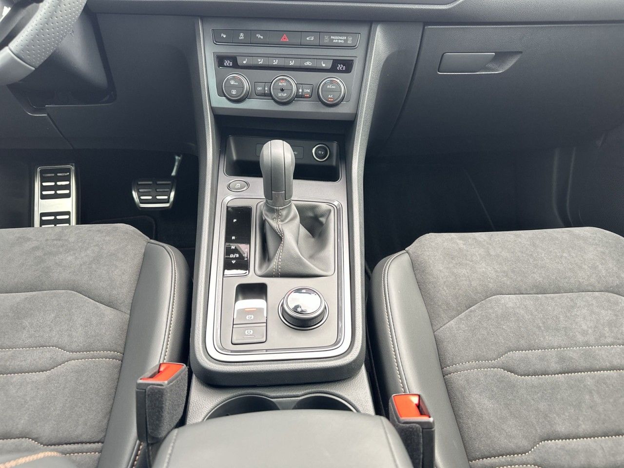 Fahrzeugabbildung CUPRA Ateca VZ 2.0 TSI 300 PS 7-Gang-DSG 4Drive - mit KI generiert/bearbeitet