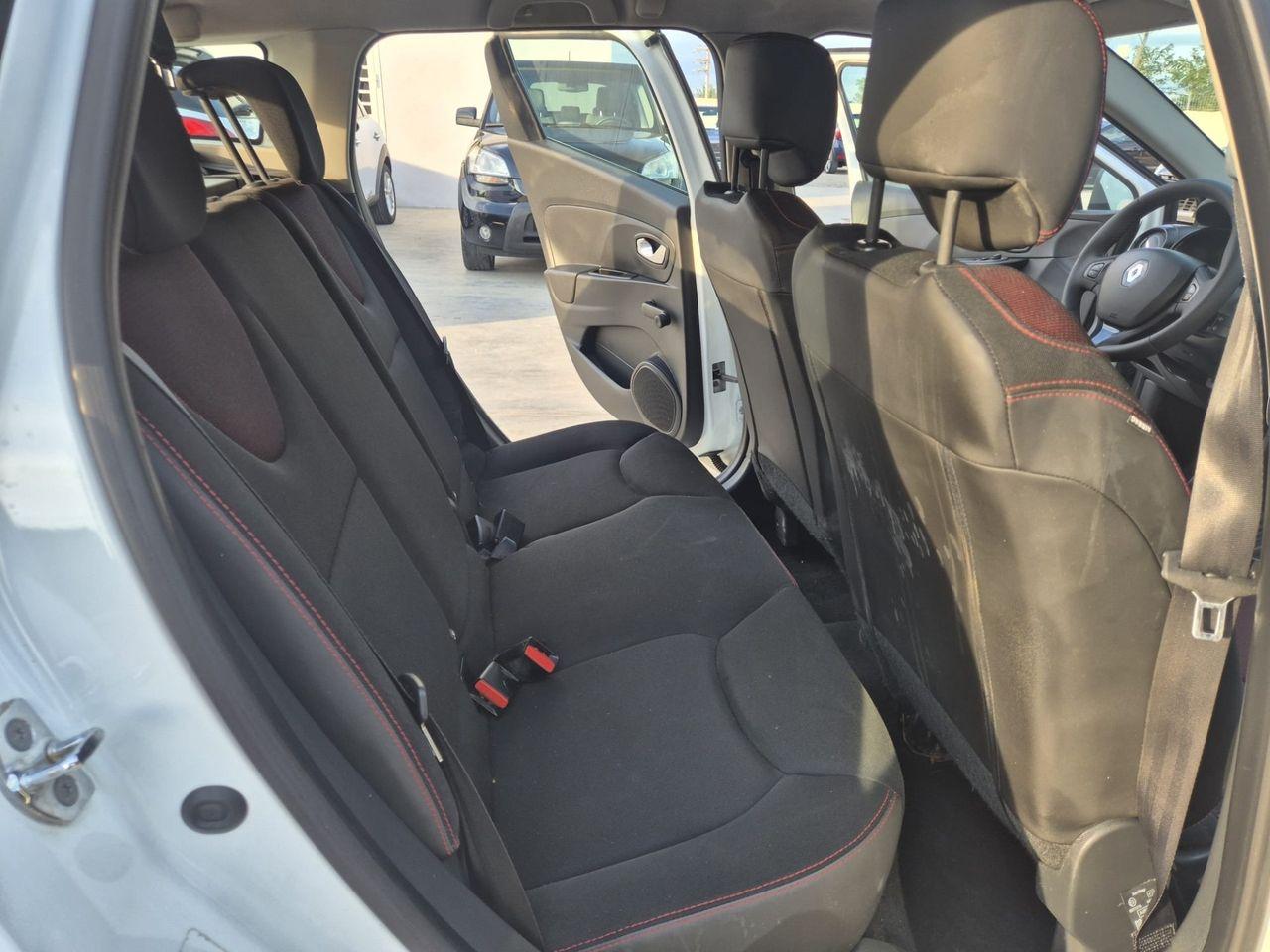 Renault Clio 2015 — rear view