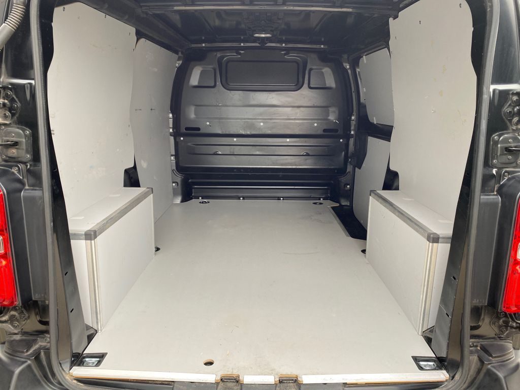 Fahrzeugabbildung Citroën Jumpy M BlueHDi 120 EAT8 Club *AZV*PDC hinten*
