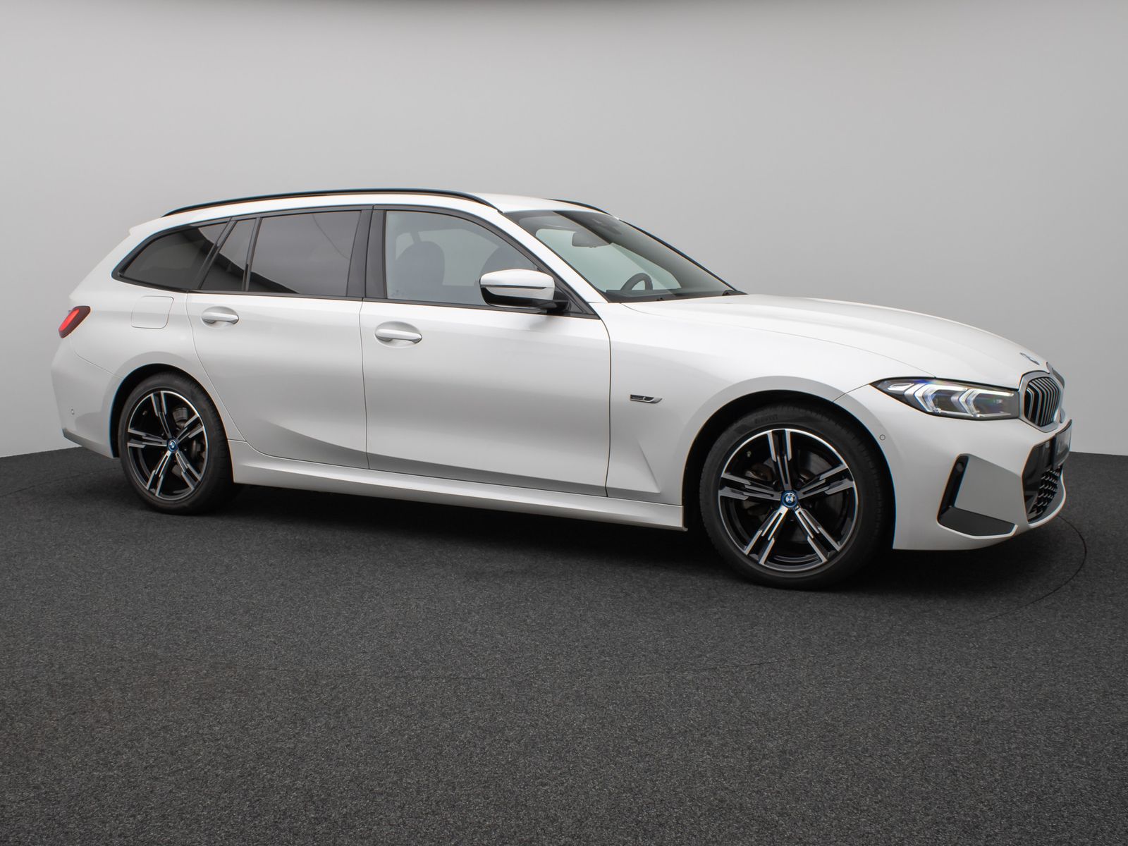 Fahrzeugabbildung BMW 330e M Sport Kamera DAB HUD Alarm Parkassistent