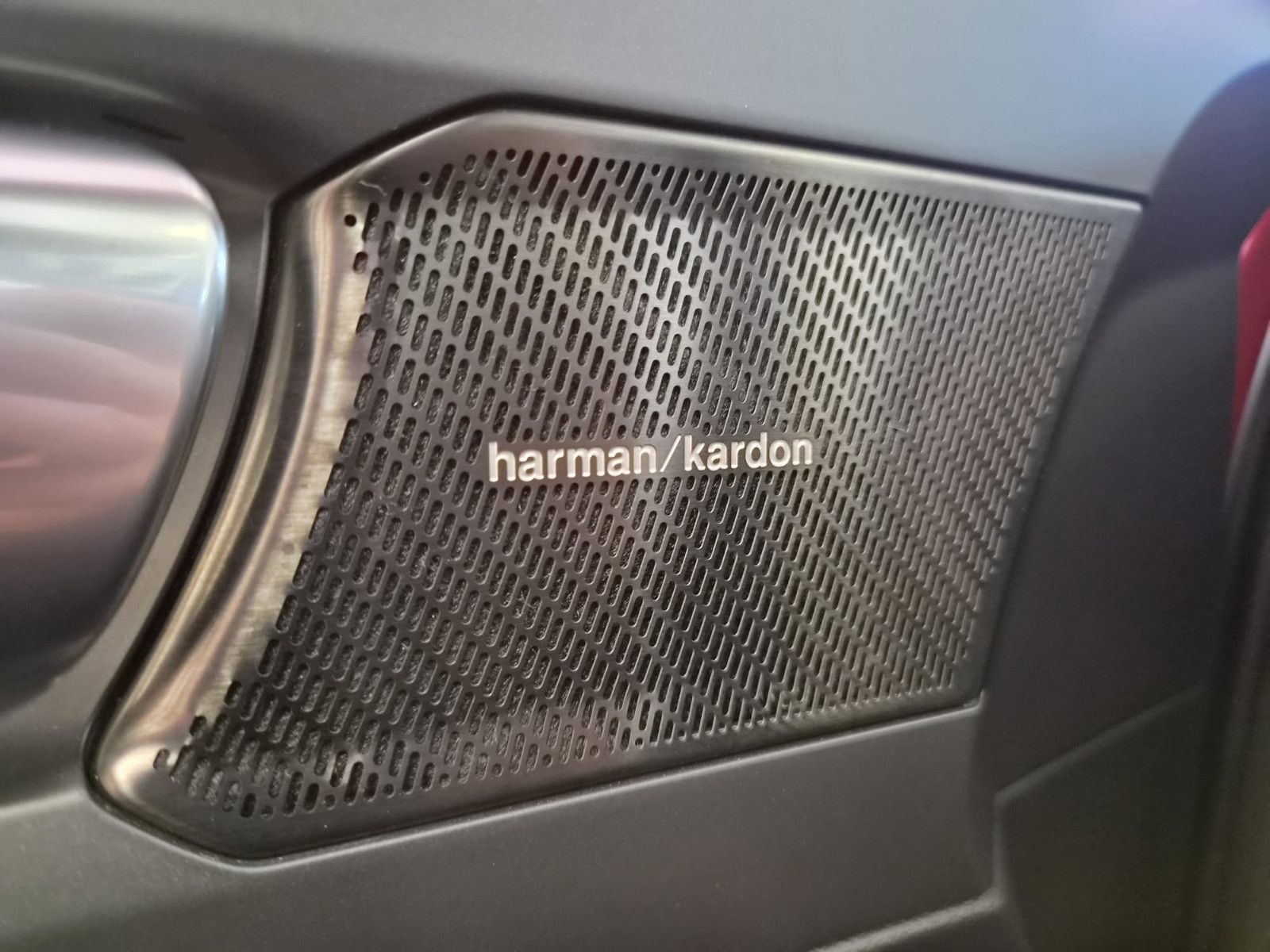 Fahrzeugabbildung Volvo XC 40Momentum AWD / H&K Sound / 1. Hand / S-HEFT