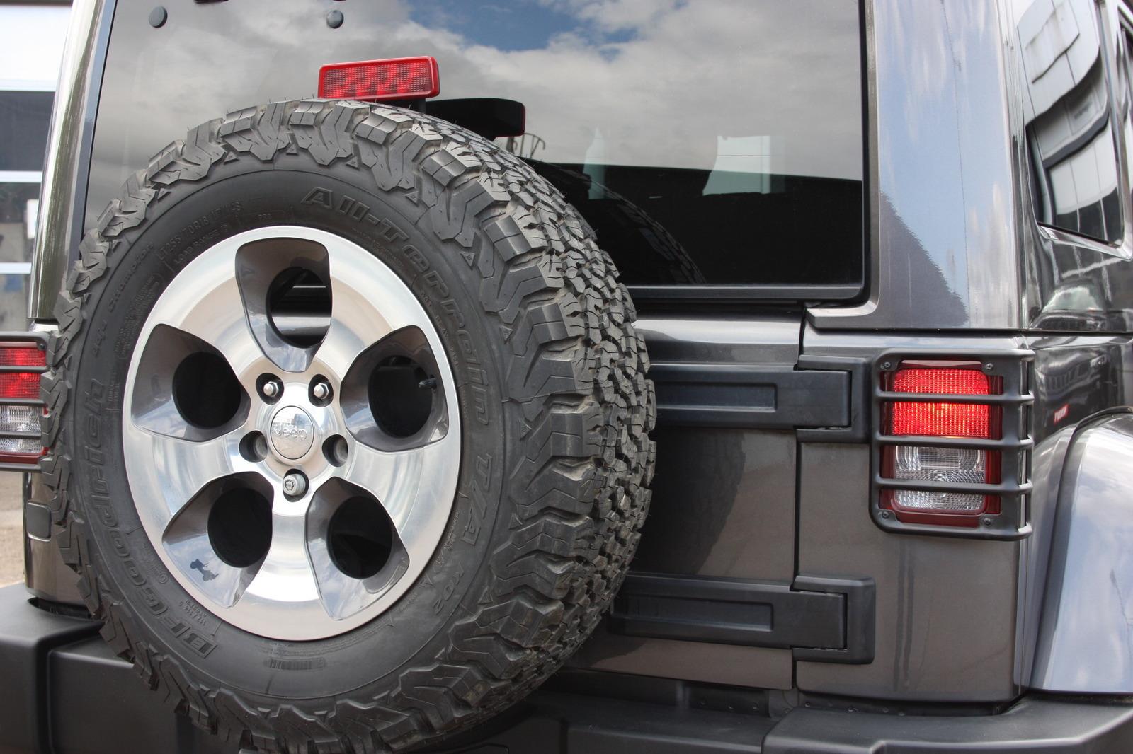 JEEP WRANGLER 2.8 SAHARA AUTO. GPS / CUIR / ATTELAGE / LED | 200 ch | 4X4 | ATTELAGE FIXE | PANORAMA | SELLERIE CUIR