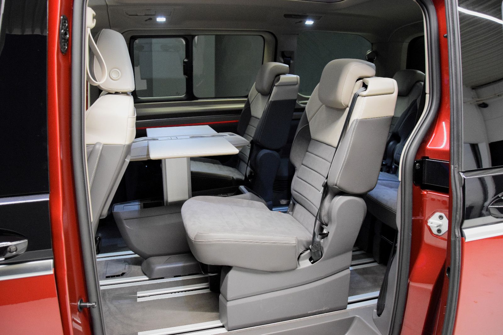 Fahrzeugabbildung Volkswagen T7 Multivan BiCol. rot/schwarz Pano HuD ACC AHK