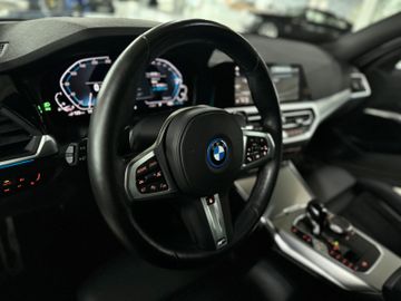 Fahrzeugabbildung BMW 330e xD M Sport Panorama Kamera HUD HiFi AHK 19"