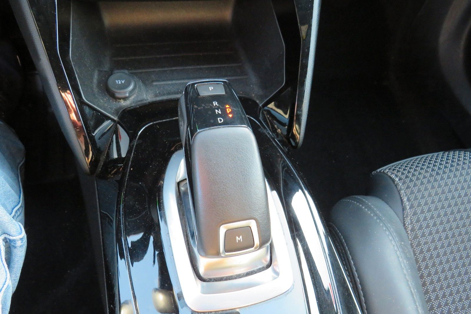 Fahrzeugabbildung Peugeot 2008 GT 8-AUTOMATIK GRA NAVI PDC 1.HAND