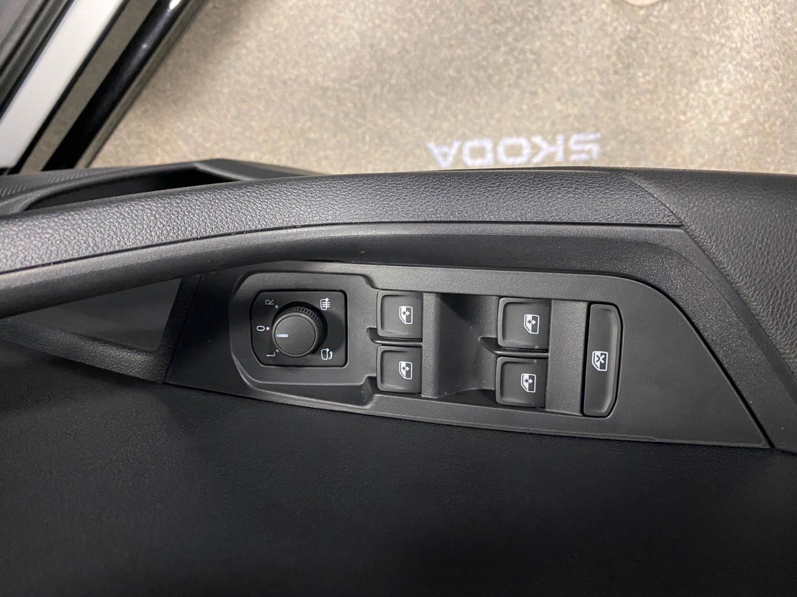 Fahrzeugabbildung SKODA Karoq 1.5l TSI DSG Sportline+NAVI+MATRIX+AHK+18"