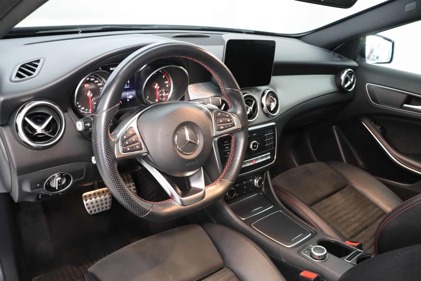Fahrzeugabbildung Mercedes-Benz GLA 220 d AMG-line * LED * Navi * Pano
