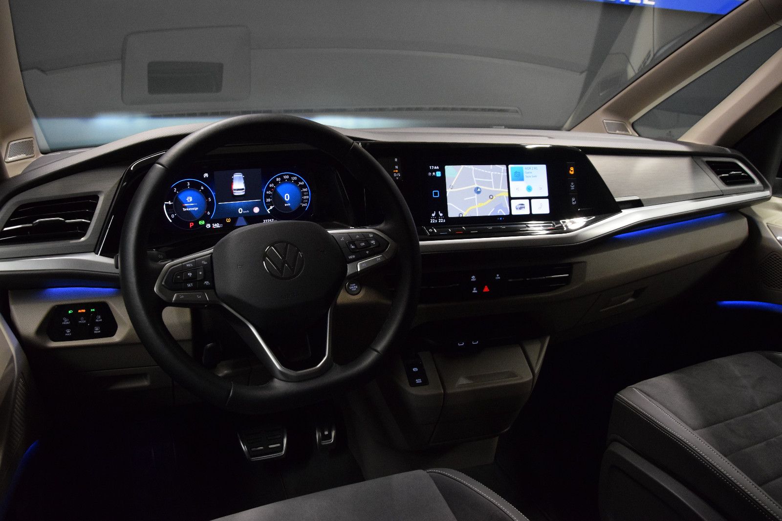 Fahrzeugabbildung Volkswagen T7 Multivan lang HUD ACC HK  Ambi. Matrix 7 Sitz