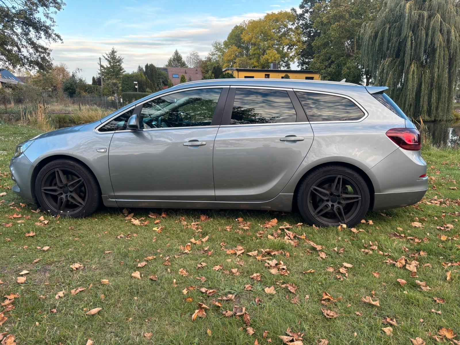 Opel Astra 2015 — салон