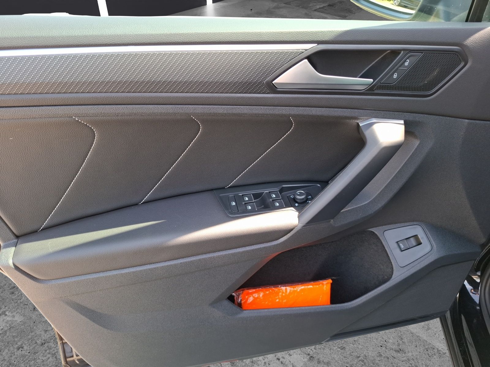 Fahrzeugabbildung Volkswagen Tiguan TDI R-Line DSG STH AHK LED AID ACC RFK 20