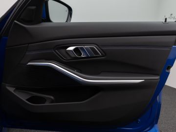 Fahrzeugabbildung BMW 330e Tour M Sport Komfortzugang Kamera 18"M LMR