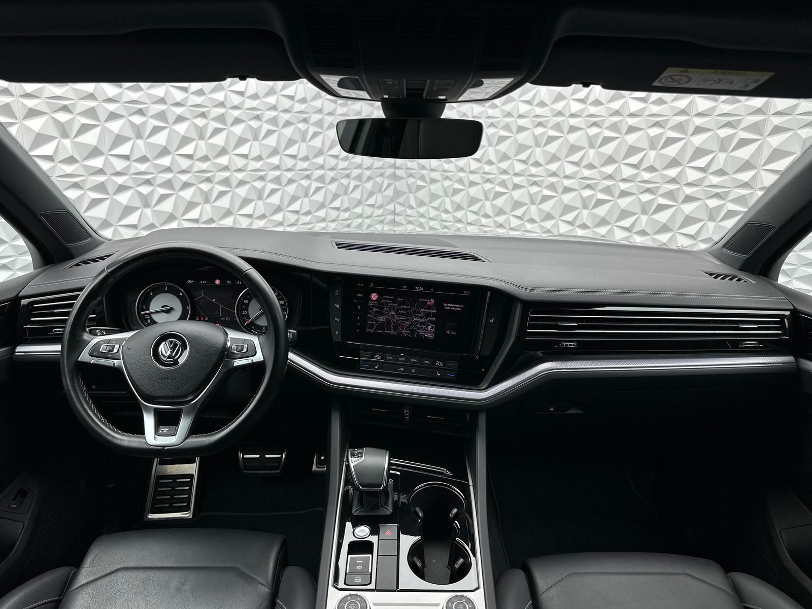 Fahrzeugabbildung Volkswagen TOUAREG 3.0 TDI R-LINE/4MOT/LUFT/STDHZ/PANO/AHK
