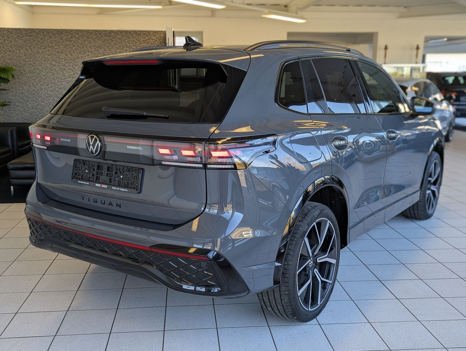 VW Tiguan 2.0TDI R-Line 4M Pano Black AHK Matrix 20 - Image 7