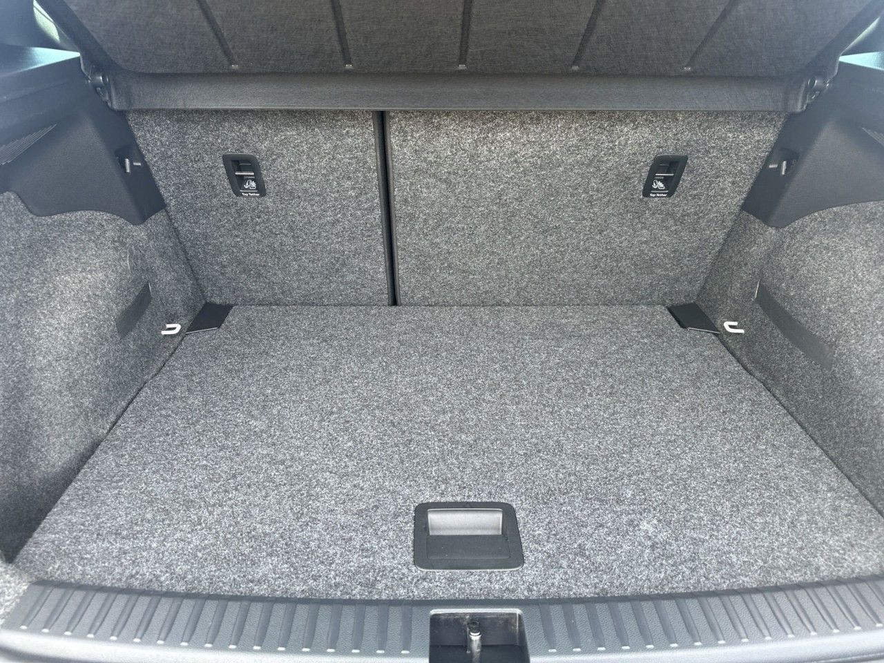 Fahrzeugabbildung SEAT Arona FR 1.0 TSI 110 PS 6-Gang-Kamera*1Hnd* - mit KI generiert/bearbeitet