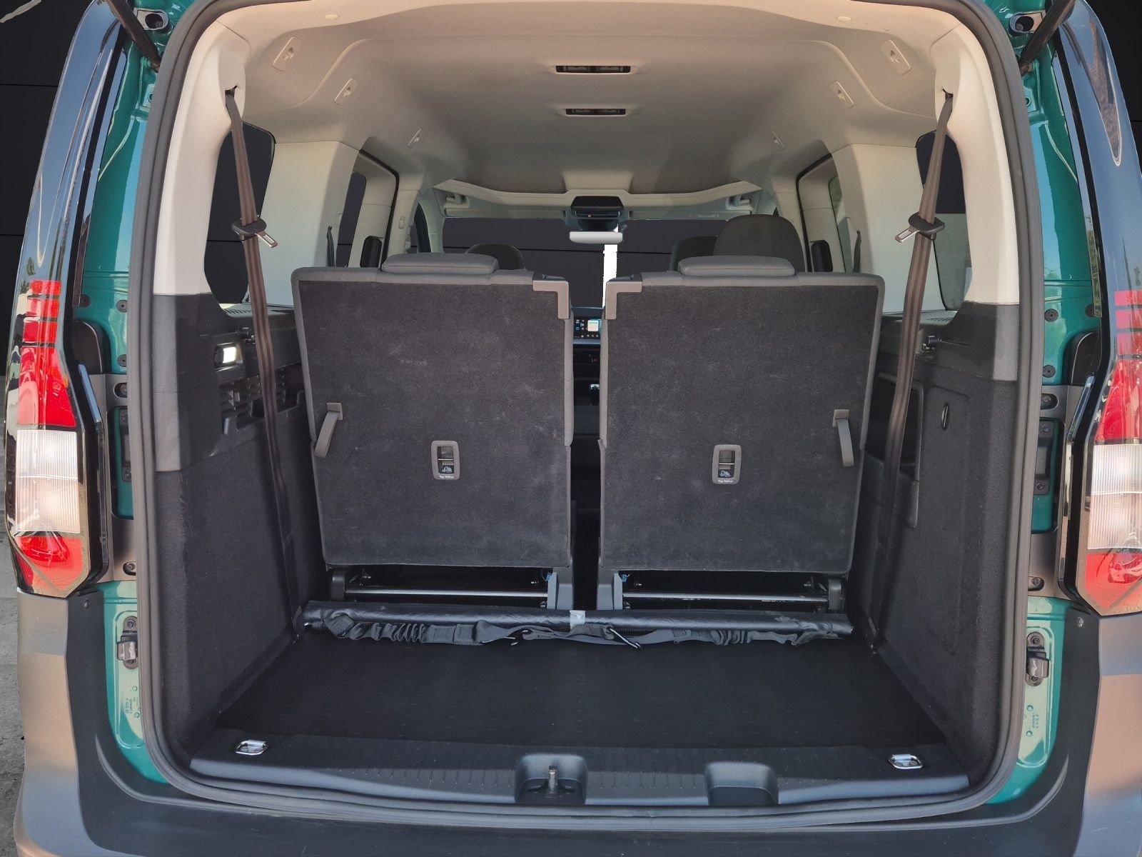 Fahrzeugabbildung Volkswagen Caddy Kombi TDI Maxi 4MOT AHZV LED AHK Klima GRA