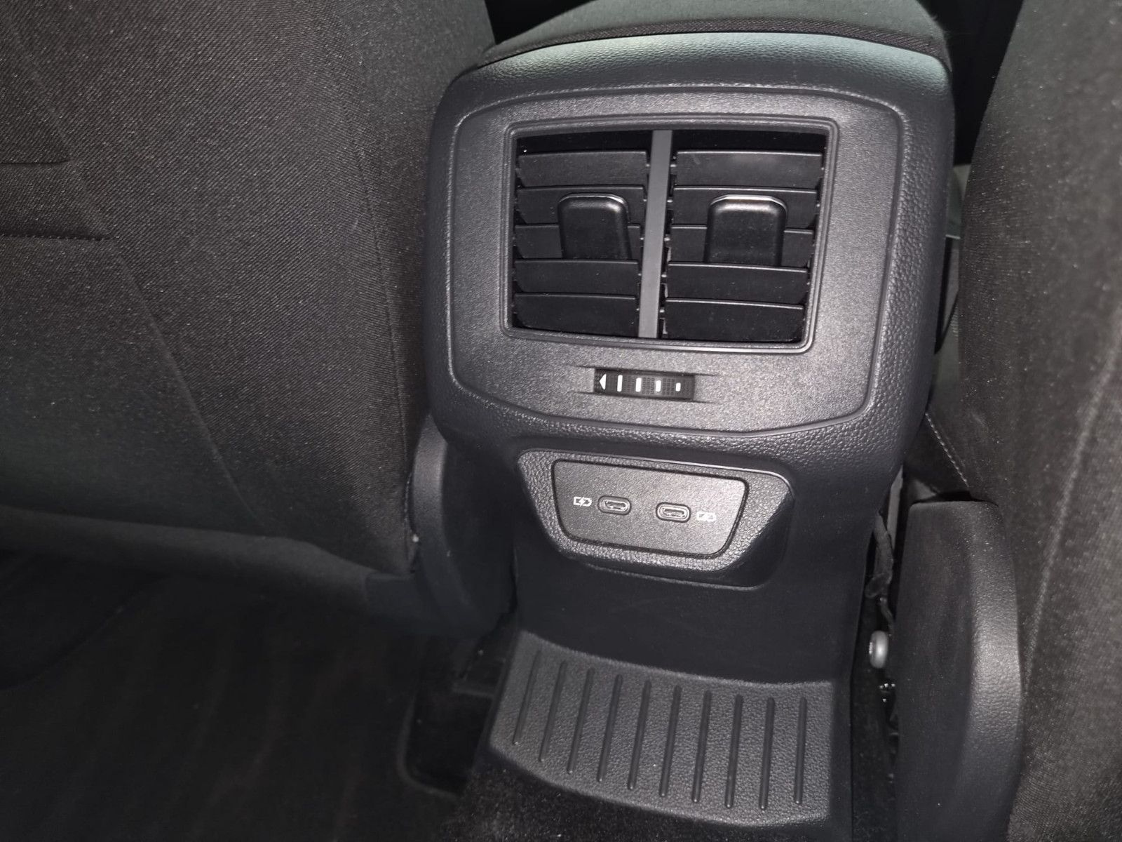 Fahrzeugabbildung Volkswagen T-Roc Life / NAVI / AHK / DIGITAL
