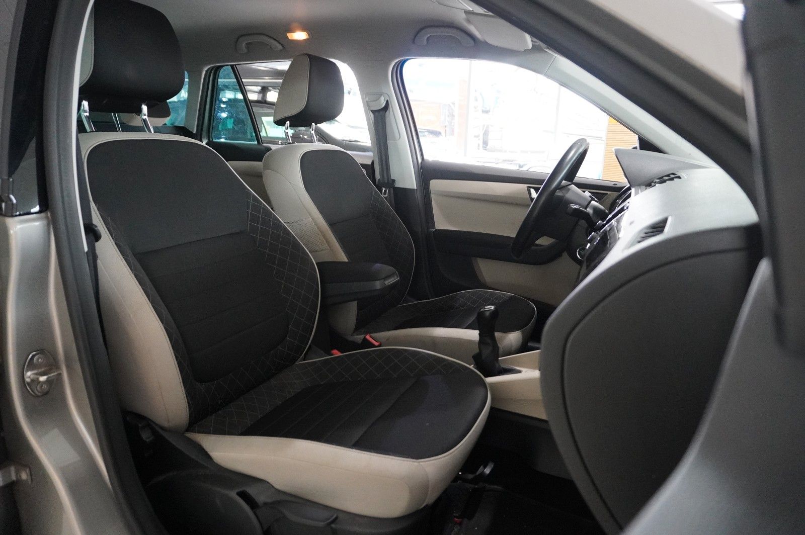 Fahrzeugabbildung SKODA Fabia Combi 1.2 STYLE LED/PDC/KLIMA/SH/USB/NEBEL