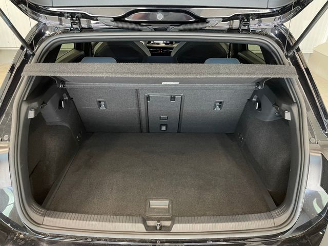 Golf VIII R-Line 1.5 eTSI DSG LED HARMAN-KARDON