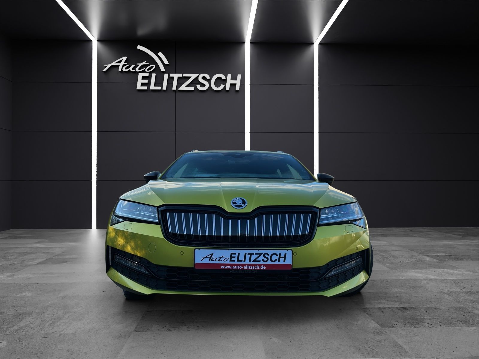 Fahrzeugabbildung SKODA Superb Combi Sportline iV Matrix STH AHK SH PANO
