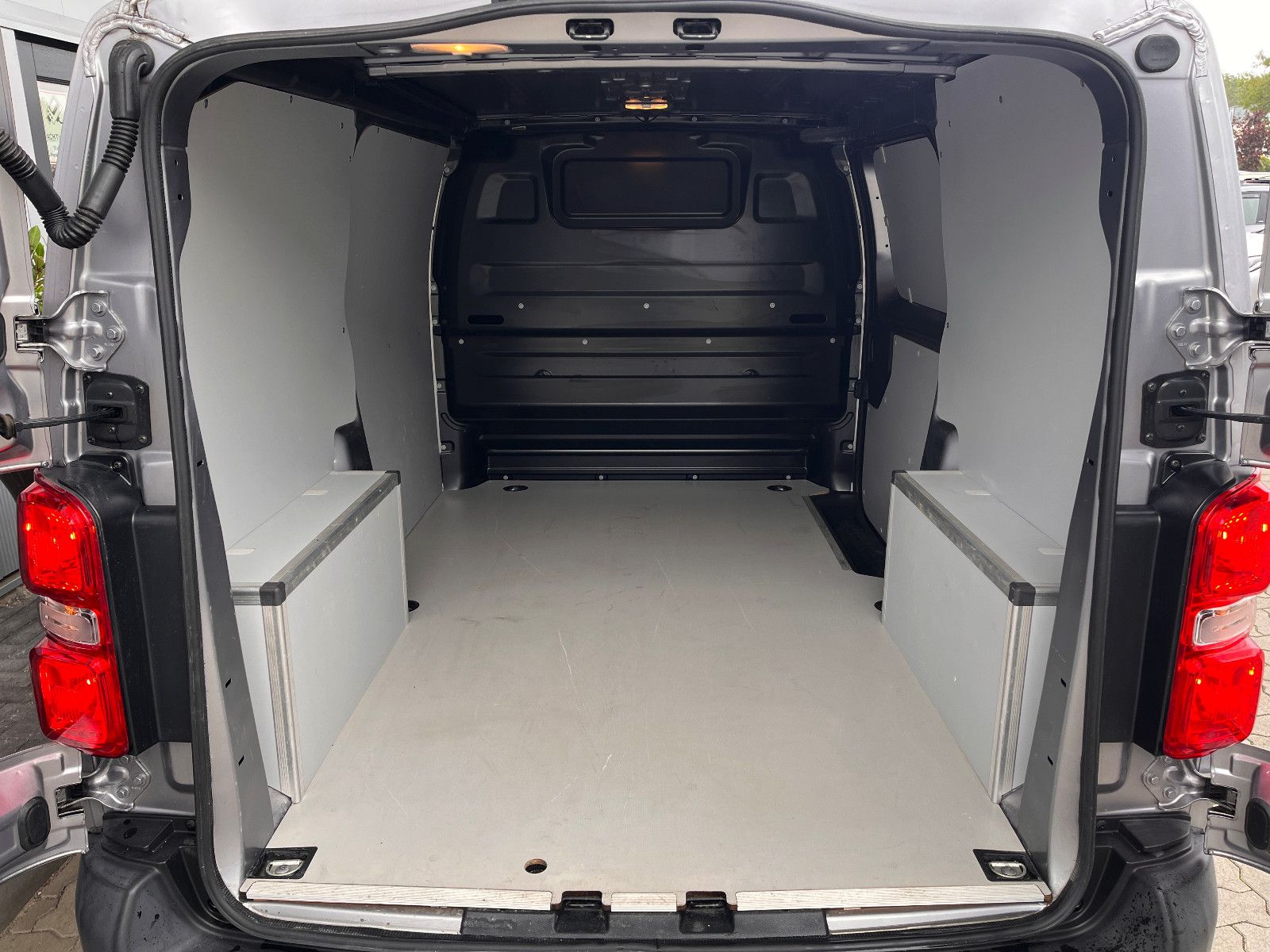 Fahrzeugabbildung Opel Vivaro Kasten -e Edition M