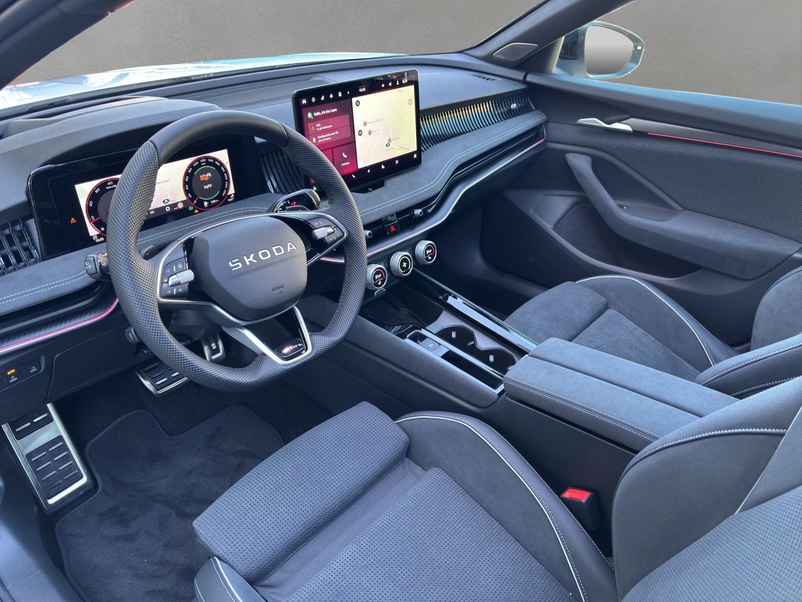 Fahrzeugabbildung SKODA Superb Combi Sportline 2.0 TSI ACC+PANO+AHK+360°