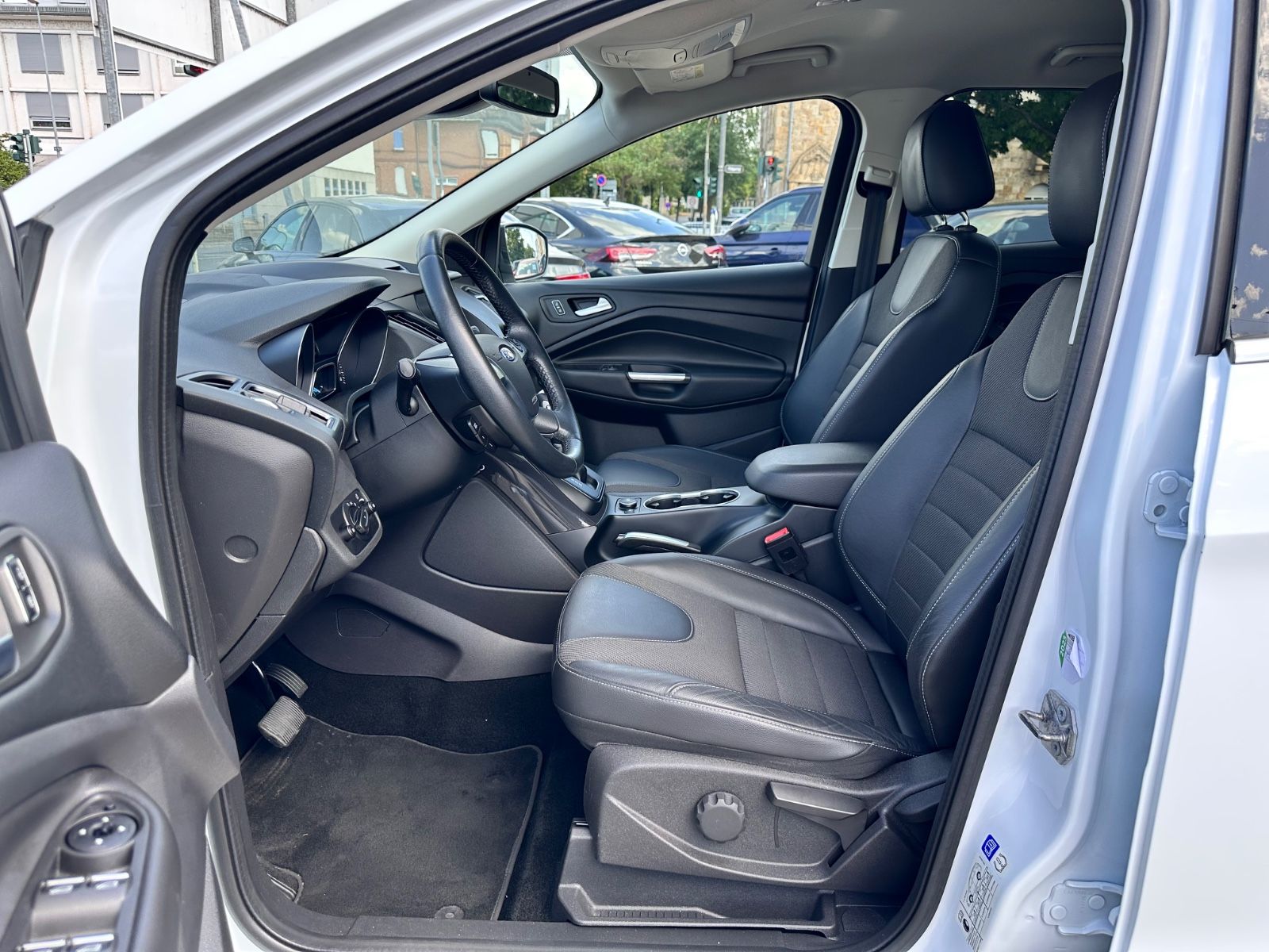 Fahrzeugabbildung Ford Kuga 2.0TDCI Titanium 4x4 *Autom.+Navi+Kamera*