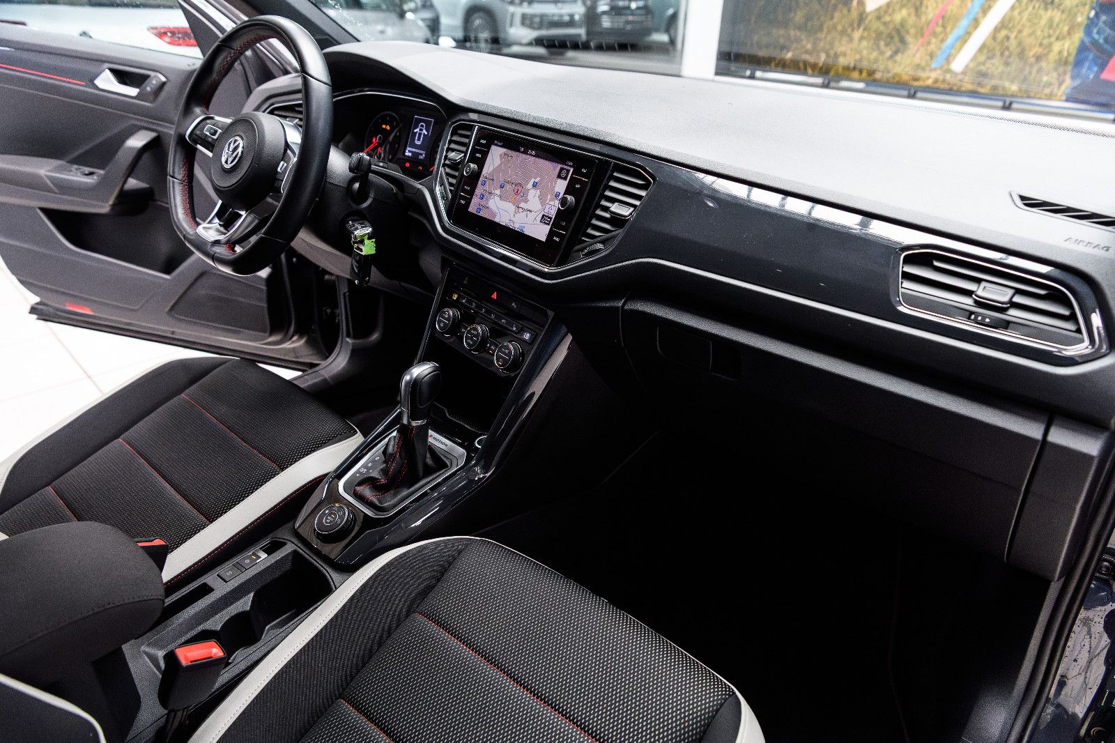 Fahrzeugabbildung Volkswagen T-Roc Sport 2.0 DSG 4Motion AHK SHZ ACC