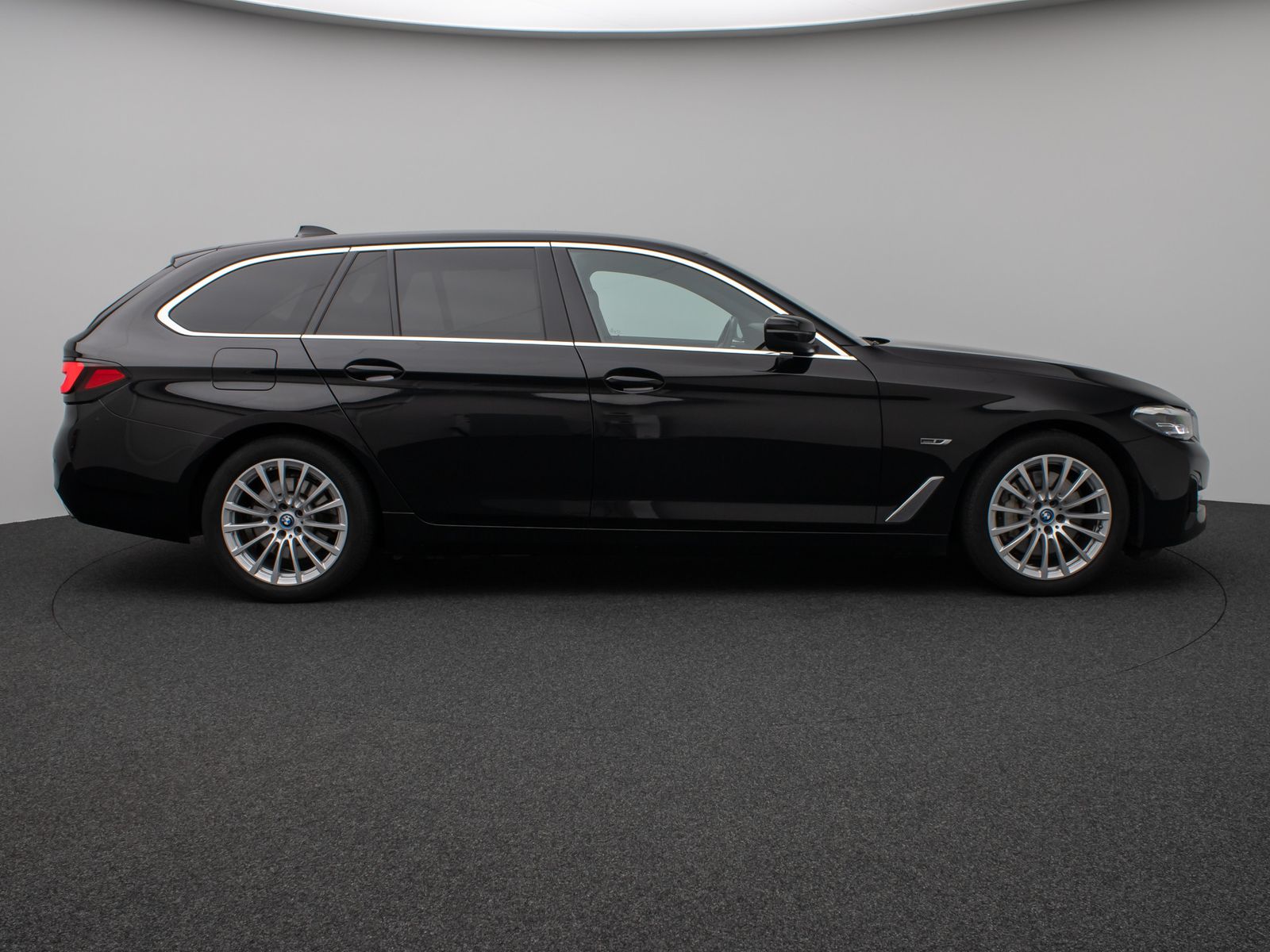 Fahrzeugabbildung BMW 530e xD HUD DAB CockPitPro PDC Komfort Alarm LED