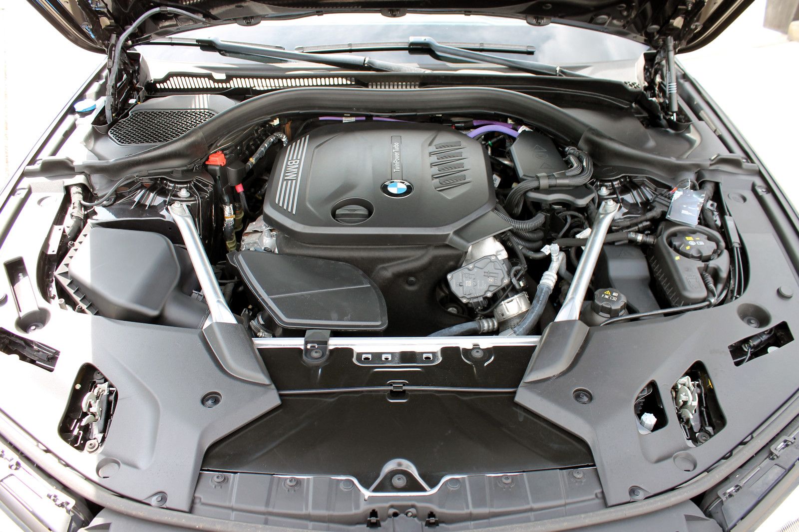Fahrzeugabbildung BMW 520d Touring Aut. LED ACC KAM PANO HUD AHK StHz