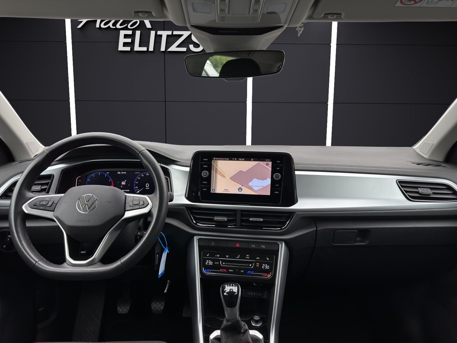 Fahrzeugabbildung Volkswagen T-Roc TSI Life LED NAVI RFK PDC SHZ LM