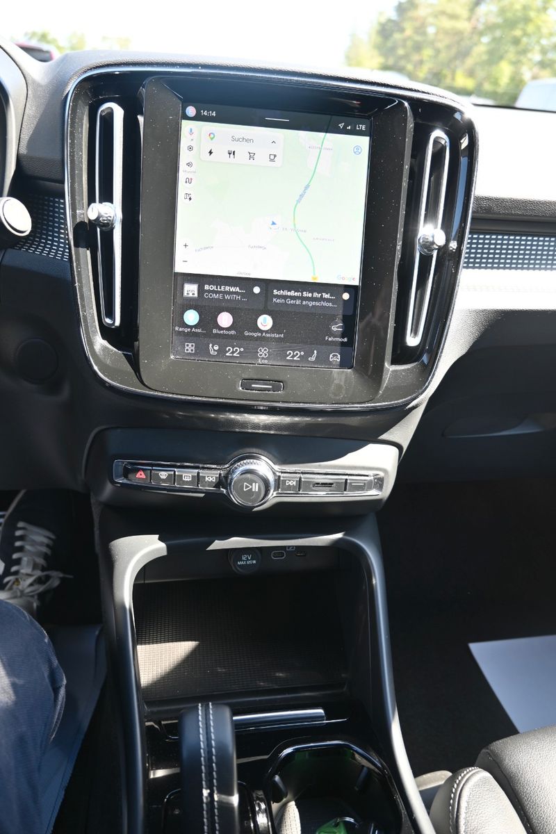 Fahrzeugabbildung Volvo XC40 BEV AWD R Design*H&K*FSHZG*RFK*420 KM RW*